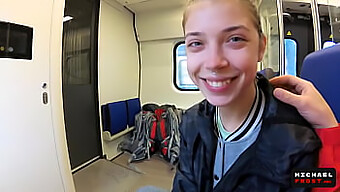 Brunette Schoonheid Geeft Een Hete Pov Orale Creampie In De Trein