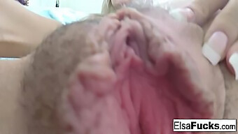 Sensual Actuación En Solitario De Elsa Jean Con Exploración De Coño Peludo