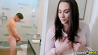 Rijpe Milf Chanel Preston Komt Binnenlopen Op Haar Zoon Terwijl Ze Masturbeert In De Badkamer