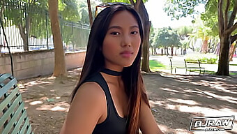 Petite May Thai Neemt Een Grote Lul In Orale Ontmoeting