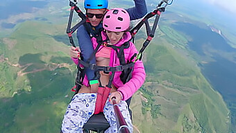 Kenikmatan Yang Tinggi! Gadis Pancut Semasa Paragliding Dan Menggunakan Mainan Seks