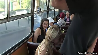 Casal Voyeurista Adora Ver Loira Sendo Fodida Na Cara Em Um Ônibus Público