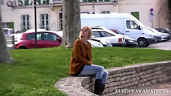 O Blondă Este Futută Cu Degetele Într-Un Videoclip De Amatori