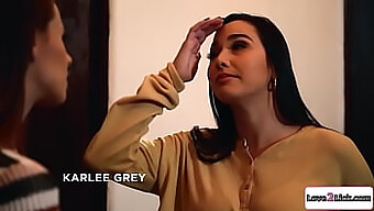 Karlee Grey A Zrzavá Dívka Líbají A Stříkají